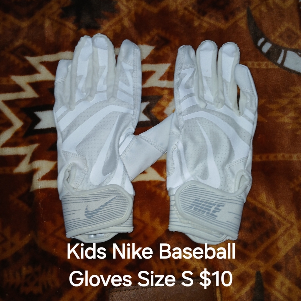 Nike White Sports Gloves